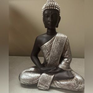 Statue. Elegant decorator piece.